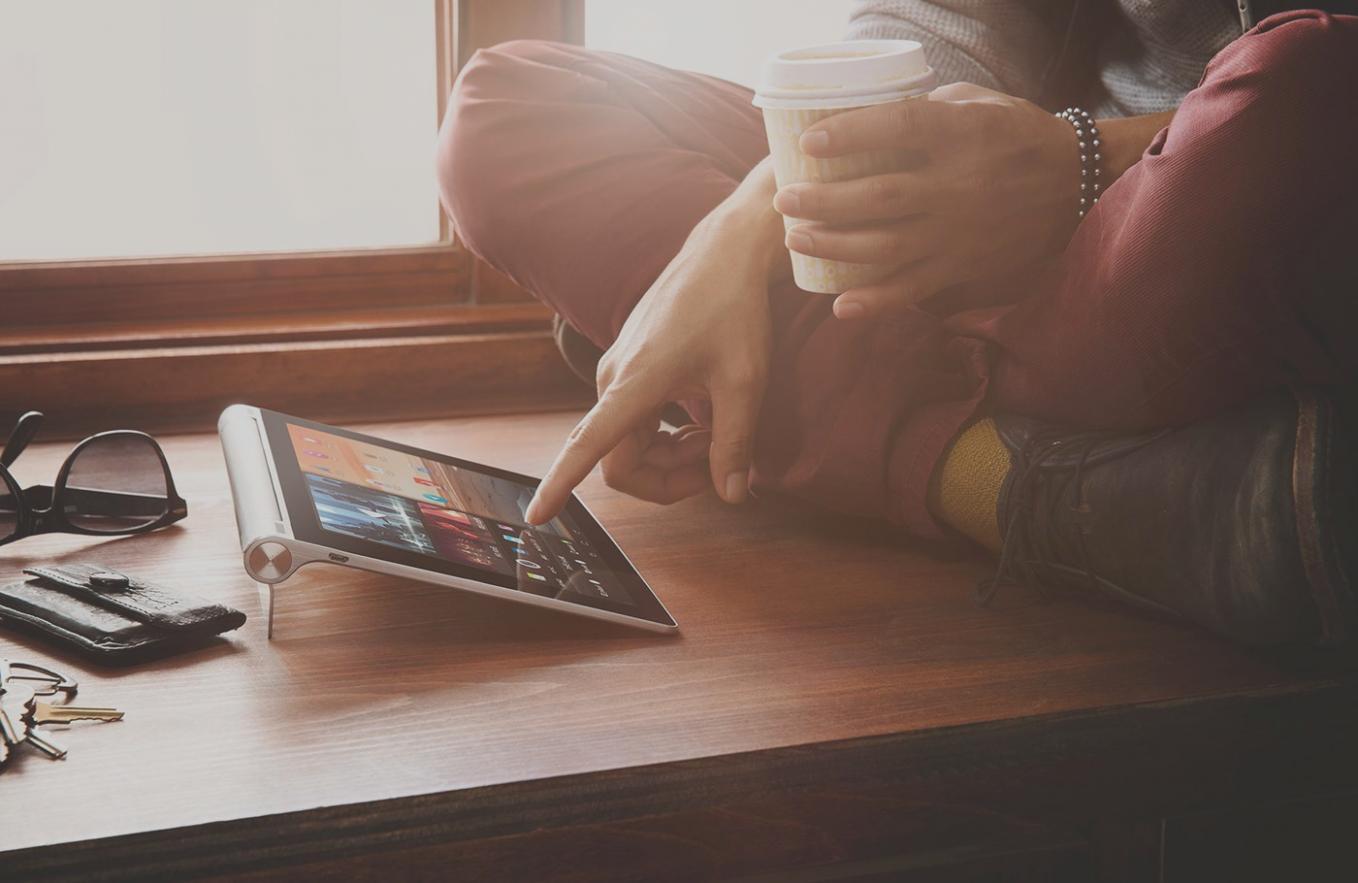 Специалист Hylando Efv проводит финансовую консультацию с клиентом